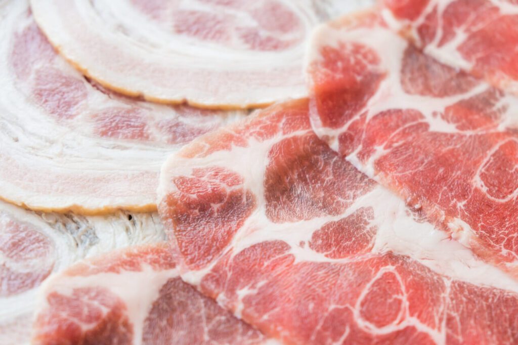 카니보어 다이어트에서는 지방도 충분히 먹어야 된다. 돼지 고기 지방이 많은 부위 이미지. 작가 mrsiraphol 출처 Freepik