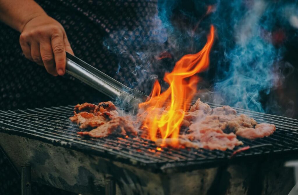 고기를 굽는 이미지. 카니보어 다이어트에서는 과도하게 구운 고기를 추천하지 않는다. 
