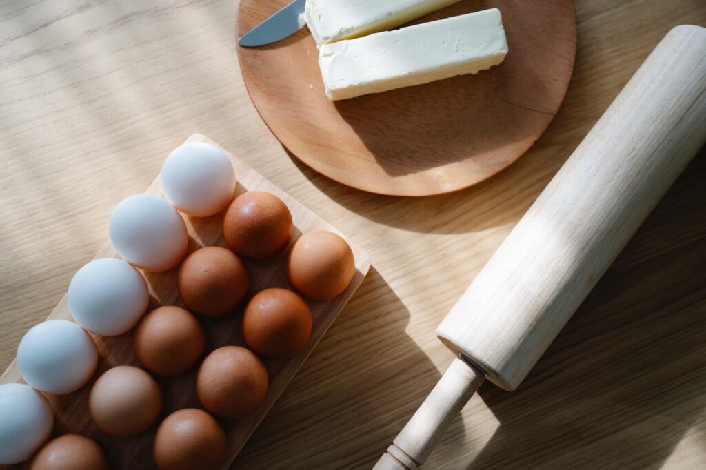 달걀과 버터 이미지. 카니보어 다이어트에서는 목우촌에서 생산된 달걀과 동물성 버터를 매우 중요시 한다.