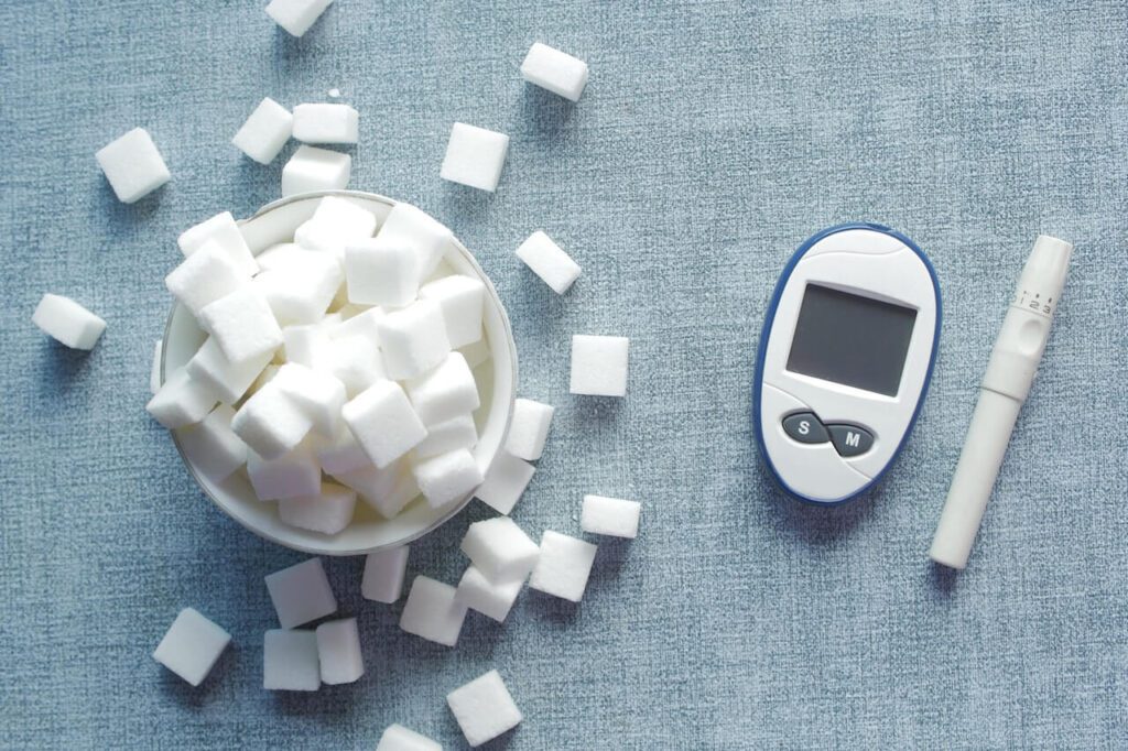 설탕 조각과 인슐린 측정기 이미지. 인슐린 저항성을 상징하는 이미지.