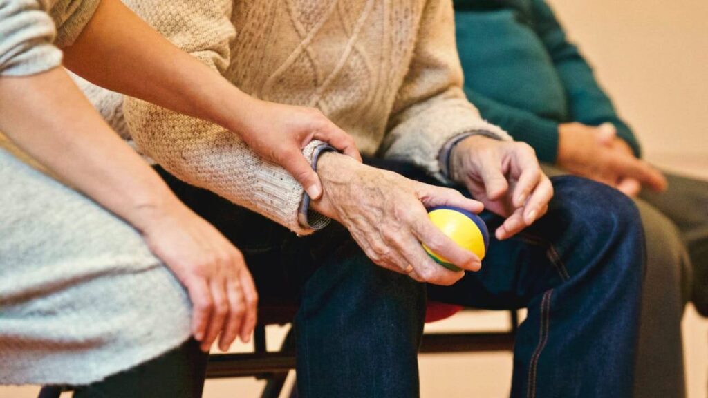 오토파지. '단식'은 노년기까지 건강한 삶을 살기 위한 도구로써 중요한 역할을 한다. 걱정어린 마음으로 어느 노인의 손을 잡고 있는 이미지.
