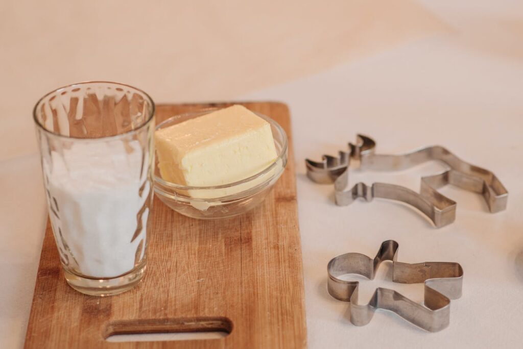 간헐적 단식. 우유, 버터 등의 과도한 지방 섭취는 체지방 분해를 방해한다. 우유, 버터 이미지.