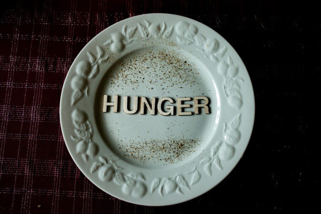 간헐적 단식. 급격한 단식 시간 변화는 '굶주림'을 유발한다. 'Hunger' 문구가 적힌 이미지.