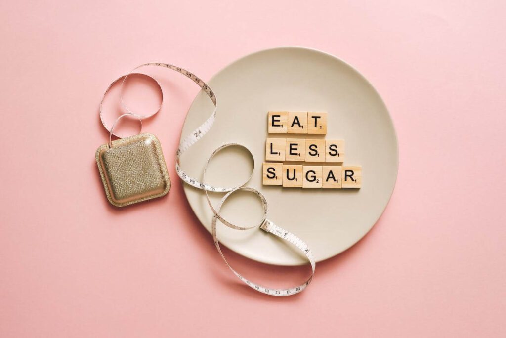 뱃살 빼는 법. 'Eat less sugar'라는 문구가 적힌 이미지. 체내 지방을 연소시키기 위해서는 당분을 끊어야 한다.