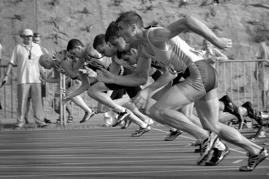 최고의 HIIT 프로그램은 '전력질주'이다. 육상 트랙에서 달리고 있는 선수들 이미지.