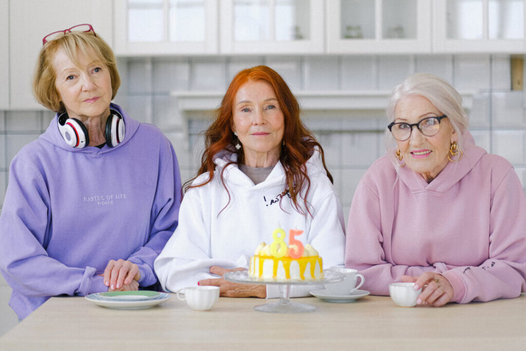 85세 여성 노인들과 생일 케이크. 85세 생일을 맞이한 노인들이지만 85세처럼 보이지 않는다. 