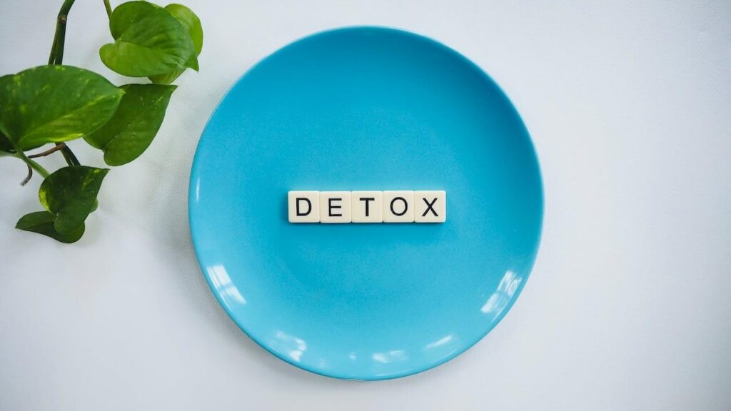 파란색 접시에 'DETOX'라고 적힌 이미지. 안티 에이징을 위해서는 신체에 안 좋은 물질들을 해독을 해야 한다. 